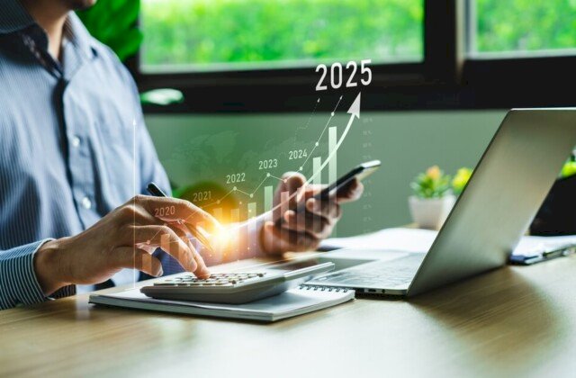 Cenário econômico de 2025 projeta crise, mas empresas podem se recuperar com alternativas viáveis