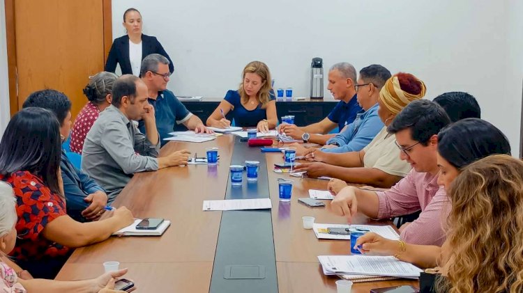 Prefeita de Várzea Grande anuncia reajuste de 6,27% para profissionais da Educação e propõe comissão inédita com sindicato