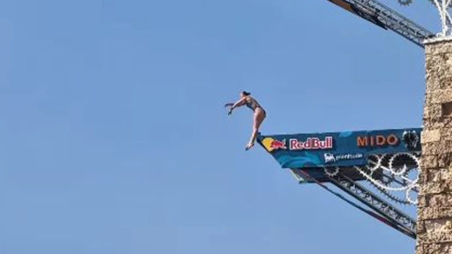 Nadadora sofre queda de 22m e se acidenta em competição; vídeo