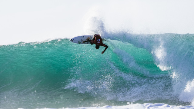 Yago Dora vai às quartas e vira líder do Mundial de surfe pela primeira vez