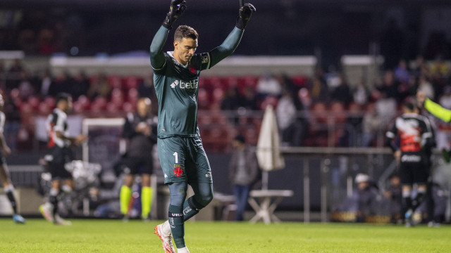 Vasco divulga exame que mostra contusão em Léo Jardim, expulso por cera