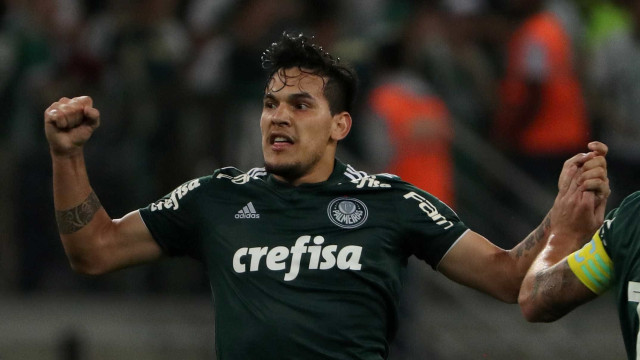 Palmeiras goleia, fica perto das quartas da Libertadores e alivia pressão