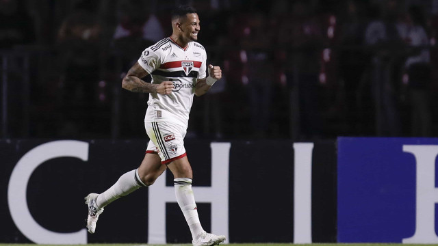 São Paulo domina Corinthians e vence com 'olé' e show de Luciano