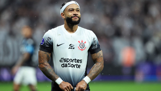Corinthians encaminha com Depay acerto por dívida de R$ 11 milhões