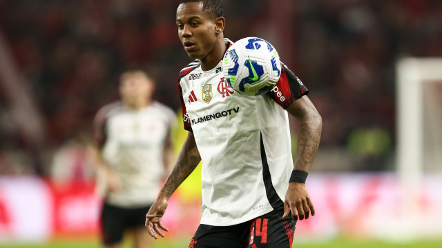 Flamengo decide multar Wallace Yan por expulsão contra o Bahia