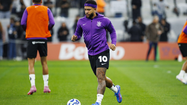 Corinthians não debate renovação com Memphis mesmo após acordo por dívida