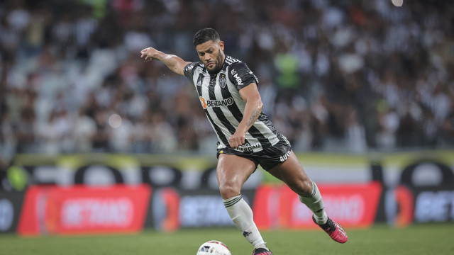 Hulk faz gol 500, Atlético aproveita expulsão e vence Bahia pelo Brasileiro