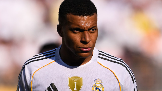 Mbappé salva com 4 gols, e Real vence Olympiacos em noite de Vini garçom