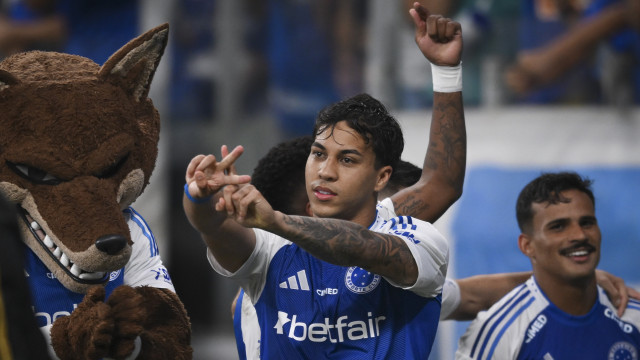 Cruzeiro bate Corinthians com show de Kaio Jorge e segue na luta por título