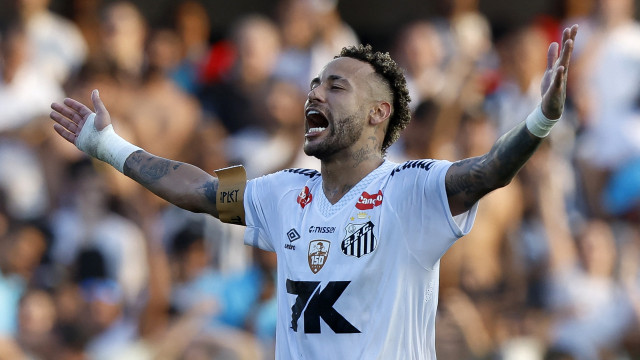 Neymar chora, dá volta olímpica e se declara que seu 'coração é do Santos'