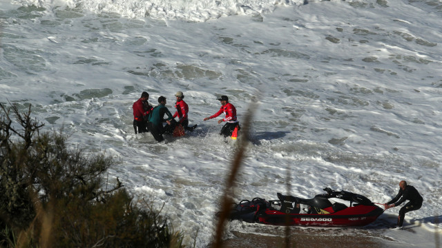 Surfista brasileiro quase morre afogado em Nazaré: 