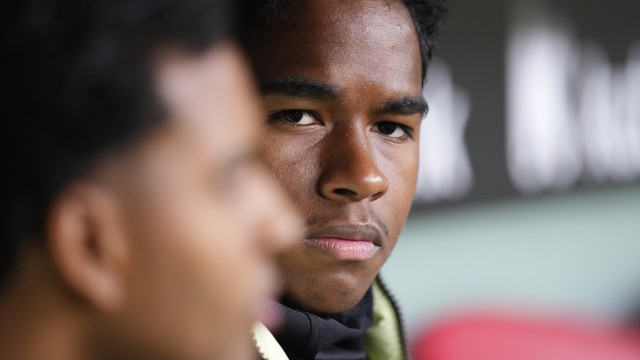 Endrick chama técnico do Lyon de 'paizão' e vê estreia com dedo de Abel