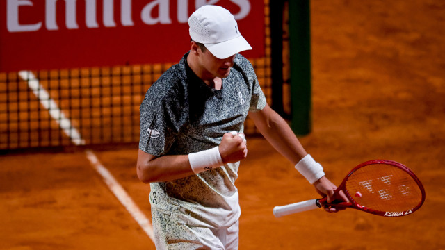 João Fonseca enfrenta Jannik Sinner nesta terça